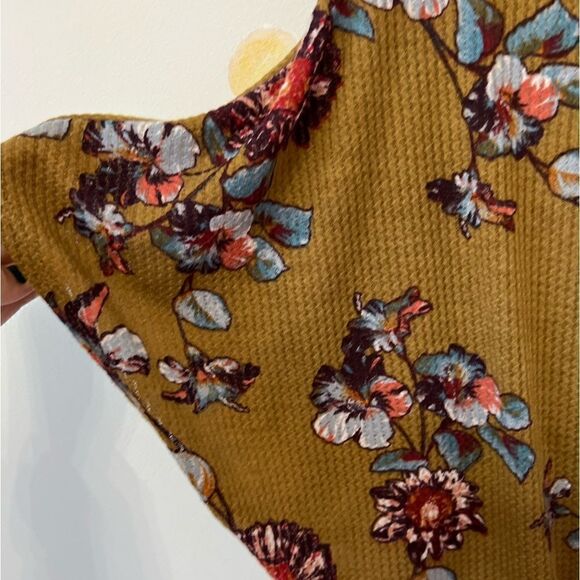 Gold floral boutique top  - Picture 5 of 6